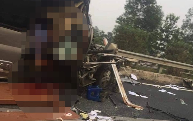 Ô tô khách 16 chỗ vỡ nát đầu sau va chạm với xe đầu kéo, 1 người chết, 2 người bị thương Ảnh 2