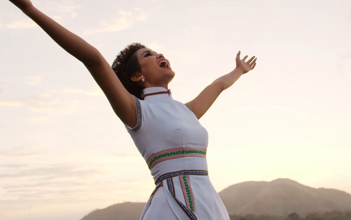 Dù mặc áo cũ, H'Hen Niê vẫn xinh đẹp ngời ngời như đóa hoa giữa núi rừng Tây Nguyên Ảnh 2