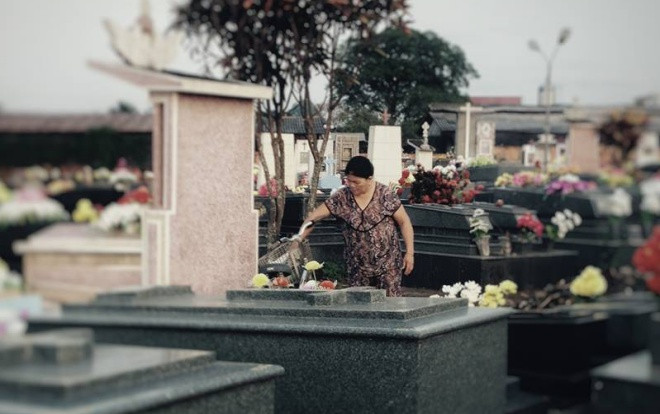 Người mẹ già 10 năm vẫn đều đặn chăm mộ con trai: 8/3 không quà không hoa, chỉ cần con bên mẹ là đủ! Ảnh 2