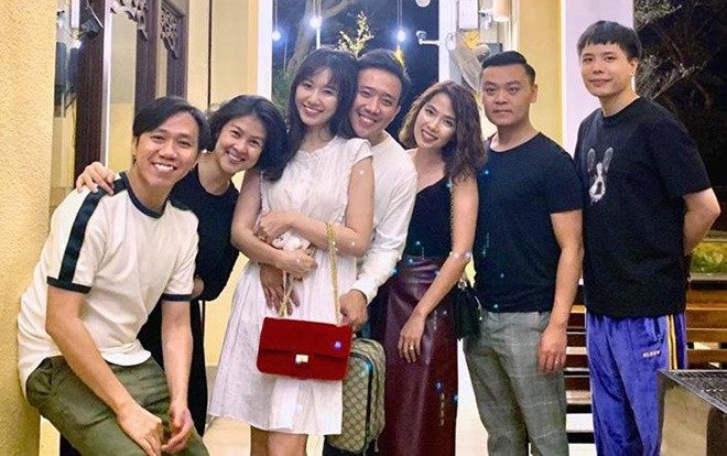 Trấn Thành - Hari Won đi ăn tối với bạn bè, fan phát hiện điều khác thường Ảnh 2