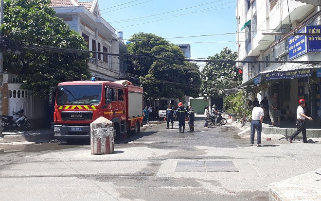 3 căn hộ ở chung cư Sài Gòn cháy dữ dội, cư dân tháo chạy thục mạng giữa trưa nắng Ảnh 2