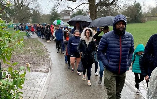 Gần 5.000 người xếp hàng dưới mưa, khi biết nguyên nhân ai cũng xúc động và làm theo Ảnh 2