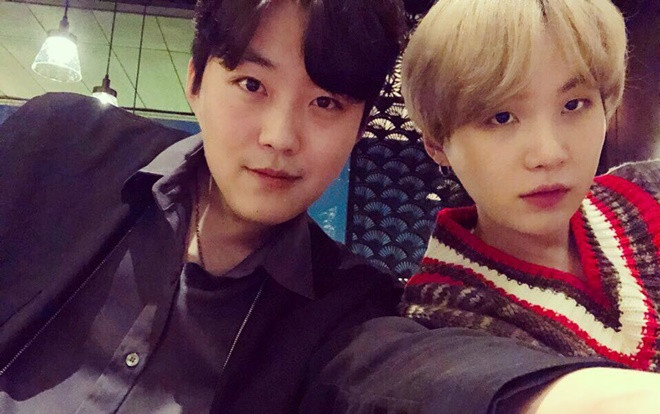 Suga (BTS) lần đầu khoe ảnh bên cạnh anh trai cực kì bảnh bao Ảnh 2