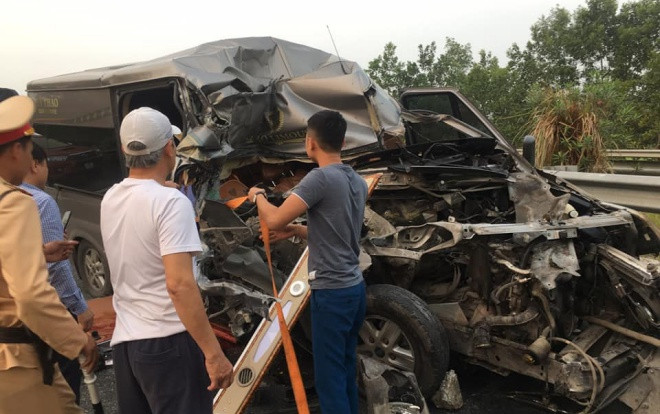 Xe Limousine va chạm xe đầu kéo trên cao tốc Pháp Vân - Cầu Giẽ khiến 1 bác sĩ và cán bộ công an tử nạn ở tốc độ 77km/h Ảnh 2