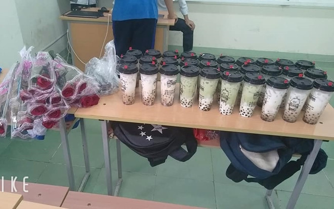 Bức ảnh được hưởng ứng nhiều nhất hôm nay: 8/3 chơi lớn tặng con gái cả lớp toàn trà sữa và hoa hồng Ảnh 2
