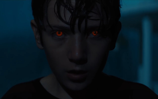 Phim kinh dị của James Gunn tiếp tục dọa người xem với đứa trẻ ma quái, khoác áo choàng đỏ bay như Siêu Nhân Ảnh 2