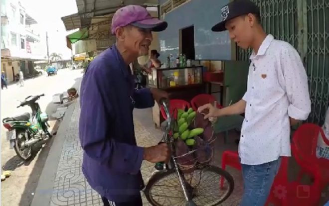 Cụ ông 81 tuổi hằng ngày miệt mài chở chuối đi 20km bán kiếm tiền lo cho vợ khiến nhiều người rơi nước mắt Ảnh 2