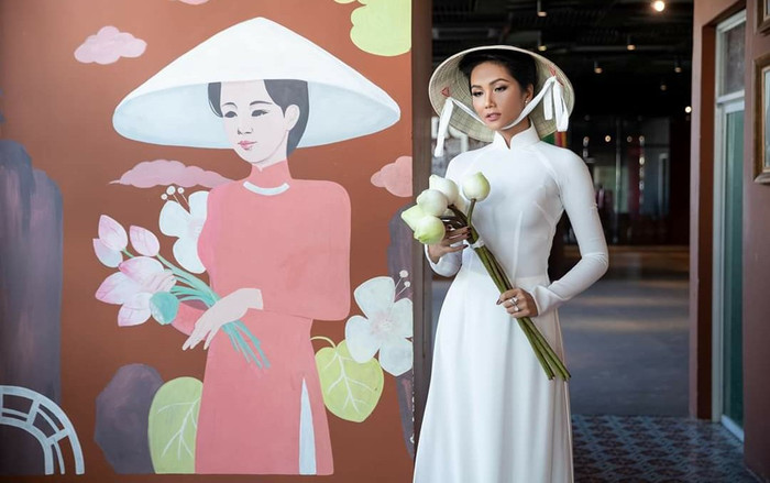 Diện áo dài ôm hoa sen trắng, H'Hen Niê 'làm khó' khán giả khi hỏi muốn chọn gì Ảnh 2