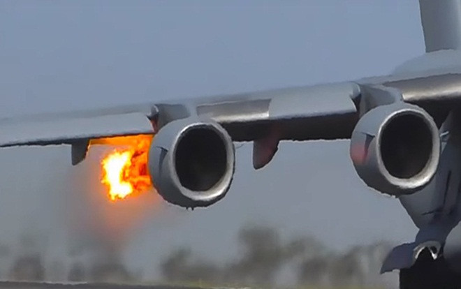 Video chim trời lao thẳng vào động cơ, máy bay tóe lửa Ảnh 2
