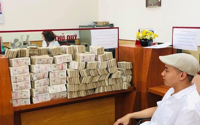 Bi hài thanh niên “lầy lội” mang 200 triệu toàn tờ 2.000 đồng đến ngân hàng gởi tiết kiệm Ảnh 2
