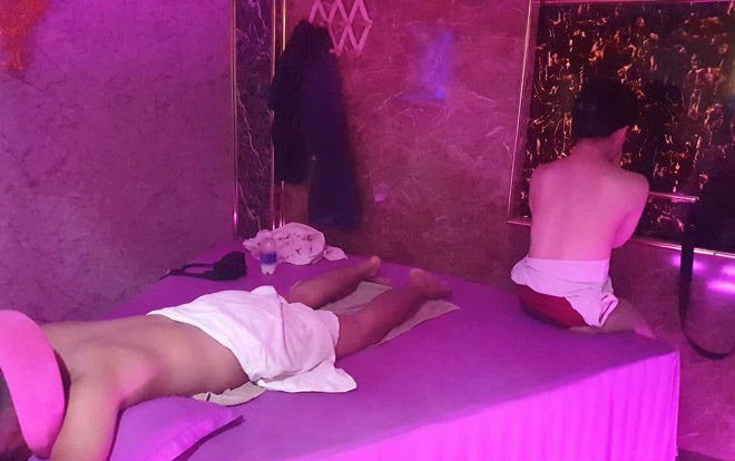 Nữ nhân viên 20 tuổi thoát y kích dục cho khách trong tiệm masage Zeus ở Sài Gòn Ảnh 2