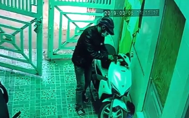 Nam thanh niên thản nhiên mở cửa cổng rồi bẻ khóa trộm xe máy để trong sân nhà dân Ảnh 2