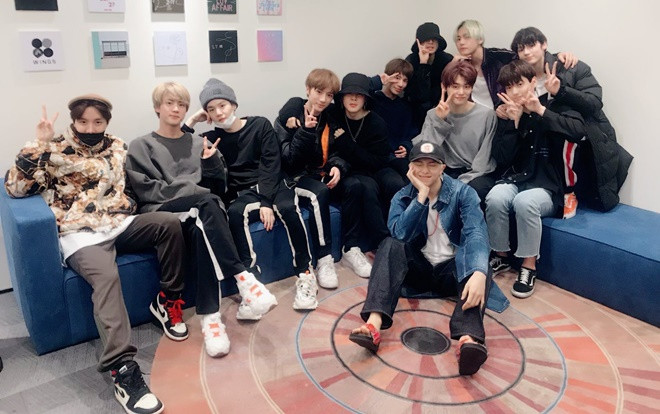 Lần đầu tiên trong một khung hình: Đàn anh BTS tình cảm cùng đứa em út TXT Ảnh 2
