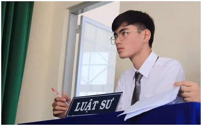 Chỉ với bức hình góc nghiêng thần thánh, chàng trai trường Luật khiến cư dân mạng truy lùng vì giống Hà Dĩ Thâm Ảnh 2