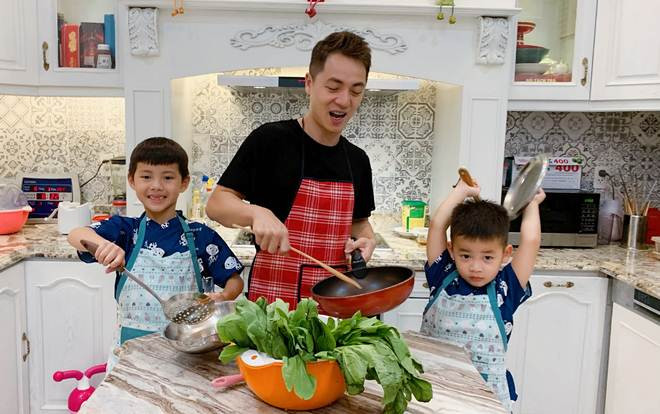 Đăng Khôi cùng hai quý tử trổ tài nấu ăn tặng vợ xinh đẹp Ảnh 2