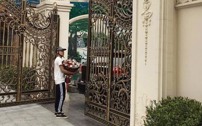 Chàng trai ăn mặc giản gị ôm bó hoa hồng đứng trước cổng biệt thự chờ đợi trong ngày 8/3 gây tranh cãi Ảnh 2