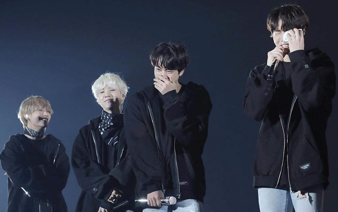 Hài hước như mấy ông anh BTS: Mình khóc thì không sao, đến lượt 'út' JungKook khóc thì hả hê cười đùa Ảnh 2