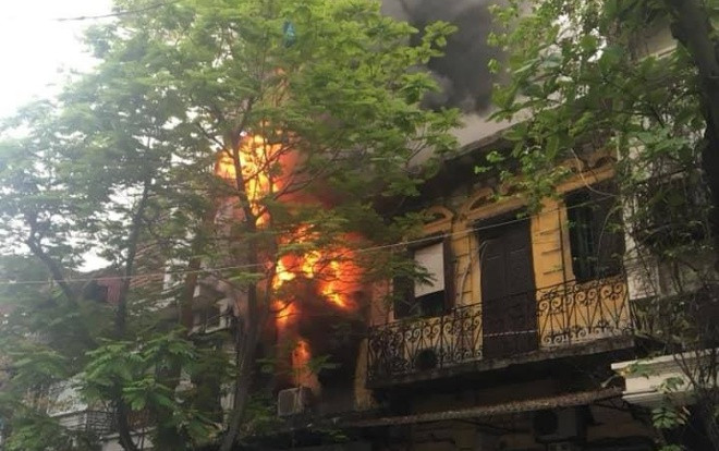 Cháy lớn tại cửa hàng quần áo trên phố Bát Đàn, một cháu nhỏ vội chạy ra ngoài thoát thân Ảnh 2