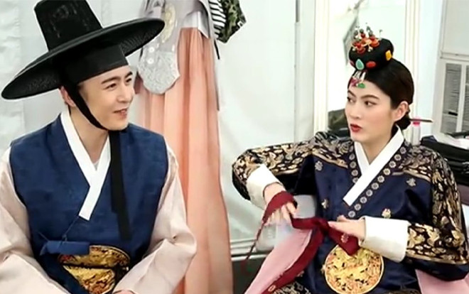 Nichkhun (2PM) và Margie Rasri bất ngờ xuất hiện với vai trò diễn viên khách mời trong tập 12 'Thầy lang trúng mánh' Ảnh 2