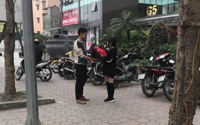 Ngại ngùng như anh chàng chạy grab ship hoa cho cô gái đúng ngày 8/3 mà mọi người nhầm là người yêu nên hô to ‘Hôn đi, hôn đi’ Ảnh 2