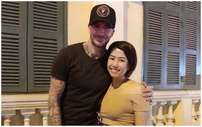 Cực hot: David Beckham xuống đường dạo phố đi bộ Nguyễn Huệ, khoác vai chụp hình cùng người hâm mộ Việt Nam Ảnh 2