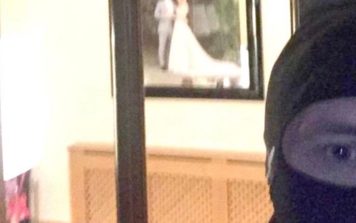 Tên trộm đột nhập nhà cựu HLV Liverpool rồi chụp ảnh khoe trên mạng xã hội Ảnh 2