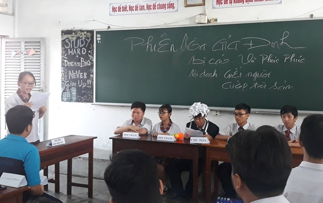 Tiết Giáo dục Công dân cô giáo cho trò đóng giả phiên xử tòa nhưng cái mũ của thẩm phán mới là điều khiến dân mạng phì cười Ảnh 2