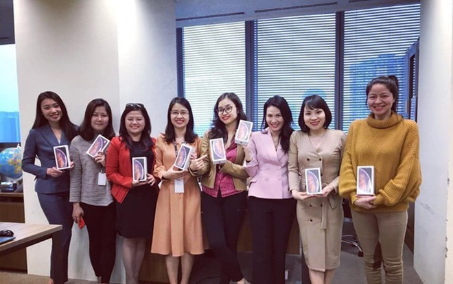 'Cú lừa thế kỷ' ngày 8/3: Cả dàn MC nữ nhận iPhone nguyên box nhưng khi bóc ra thì… Ảnh 2