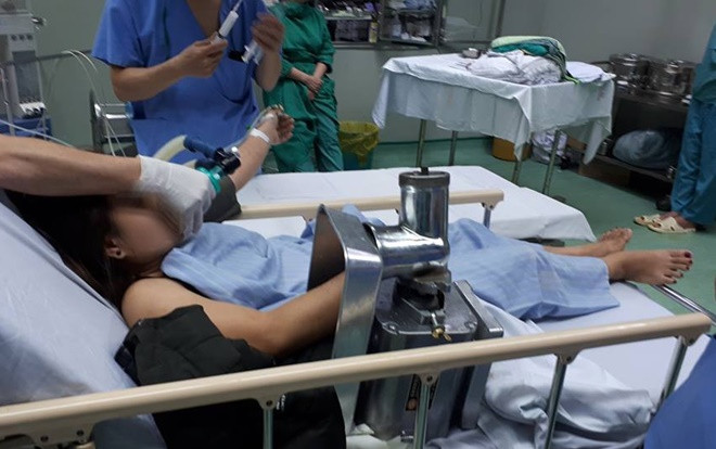 Bị máy xay thịt cuốn, nữ nhân viên nấu ăn trường học dập nát bàn tay Ảnh 2