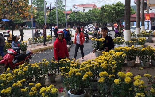 Dân đánh xe tải đến ga Đồng Đăng 'hôi' hoa: 'Họ quá đông, chúng tôi đành bất lực' Ảnh 2