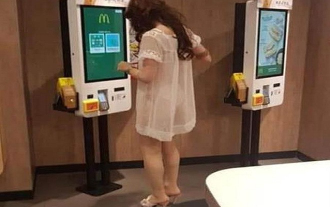 'Đau mắt' cảnh cô gái đi mua đồ với chiếc váy mỏng như màn tuyn, nhìn thấu cả nội y Ảnh 2