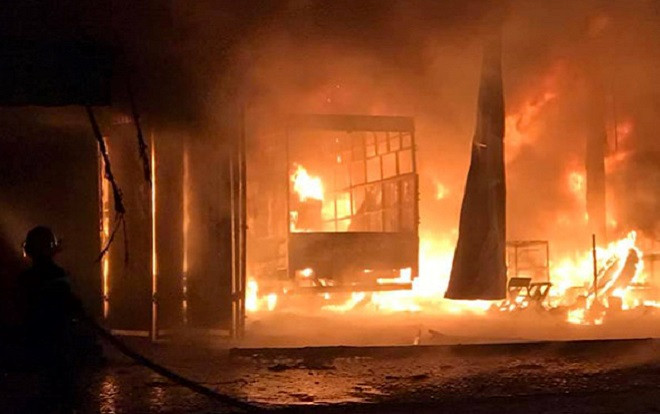 Cháy gara ô tô ở Hà Tĩnh: 6 người may mắn thoát chết, thiệt hại hơn 1 tỷ đồng Ảnh 2