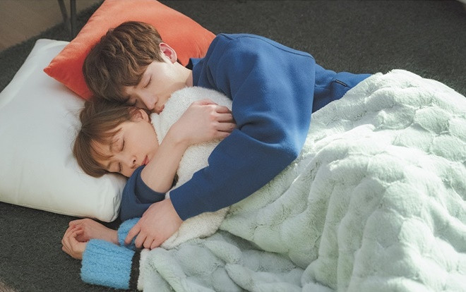 'Phụ lục tình yêu' tập 14: Lee Na Young ôm ấp quấn quýt, ngủ say trong vòng tay Lee Jong Suk Ảnh 2