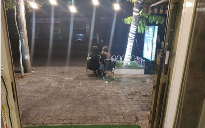 Thấy 2 khách nữ chưa về dù đến giờ đóng cửa, nhân viên quán cafe chụp ảnh và đưa lên mạng xã hội kèm thái độ mỉa mai gây tranh cãi dữ dội Ảnh 2