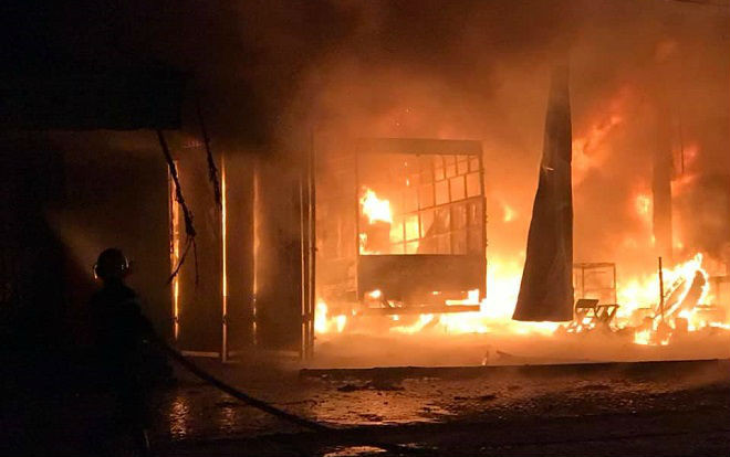 Bà hỏa thiêu rụi xưởng làm lốp ô tô trong đêm, cả gia đình thoát nạn Ảnh 2