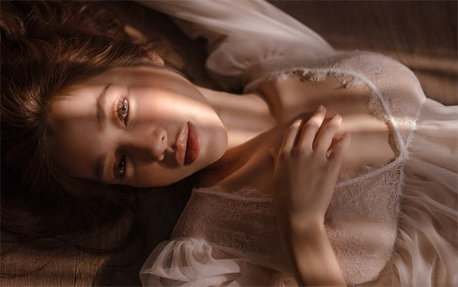 Gái 2 con Elly Trần tung trọn bộ ảnh váy áo mong manh nhưng không hề dung tục Ảnh 2