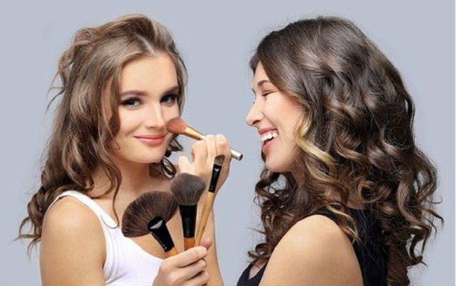 Giúp nữ sinh tự tin hơn về vẻ bề ngoài, 30 trường học tại Australia được dạy trang điểm miễn phí Ảnh 2