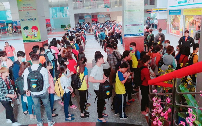 Có một nỗi ám ảnh mang tên xếp hàng chờ thang máy sáng thứ 2 đầu tuần khiến hàng nghìn sinh viên khiếp hãi Ảnh 2