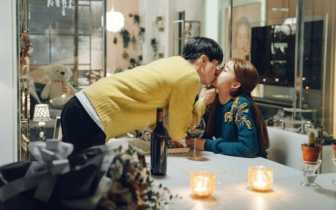 'Chạm vào tim em': Những nụ hôn ngọt ngào của Lee Dong Wook - Yoo In Na khiến dân tình hỗn loạn Ảnh 2