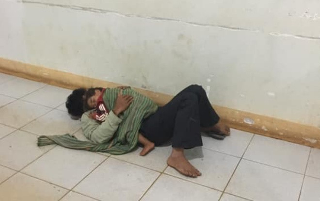 Khoảnh khắc cảm động 2 cha con nhà nghèo ôm nhau ngủ dưới hành lang bệnh viên để chờ mẹ sinh Ảnh 2