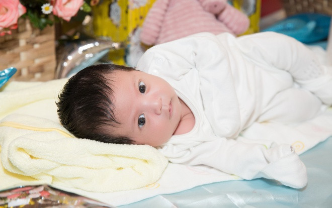 Biểu cảm 'dậy sóng' cư dân mạng của con trai Thanh Thúy trong tiệc đầy tháng Ảnh 2