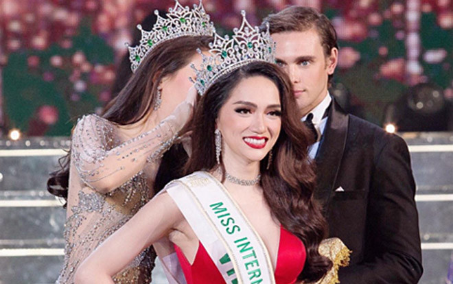 Xem lại khoảnh khắc đăng quang của các Hoa hậu chuyển giới quốc tế, duy chỉ Hương Giang có điểm khác biệt này! Ảnh 2