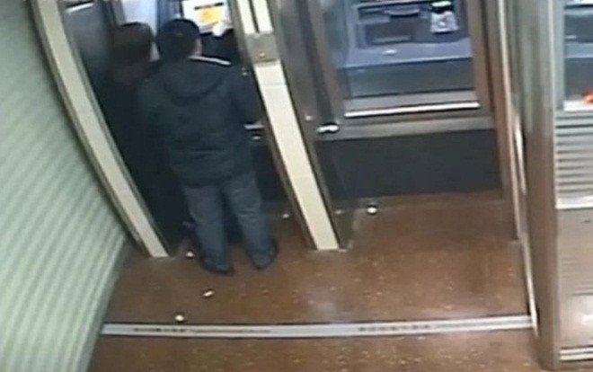 Tên cướp chê ít tiền nhưng lại làm điều này khiến dân tình quay sang khen ngợi Ảnh 2