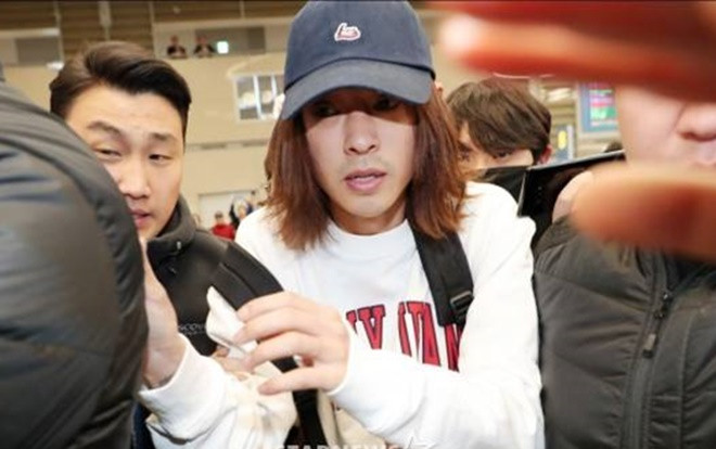 Lần đầu xuất hiện sau scandal: Jung Joon Young tóc tài dài thượt, mặt mày nhợt nhạt, ra sức tránh truyền thông Ảnh 2