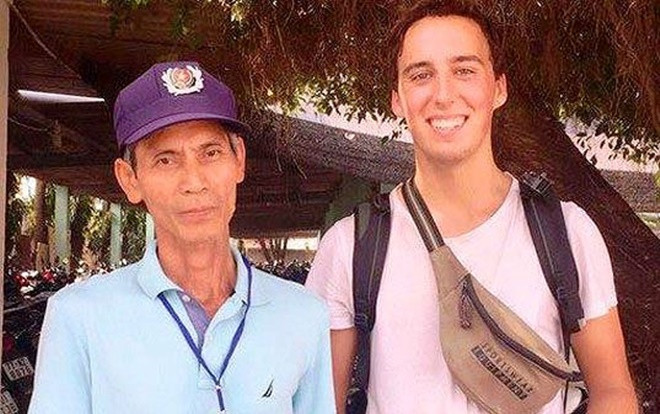 Du khách nước ngoài vui mừng nhận lại tài sản bị đánh rơi Ảnh 2