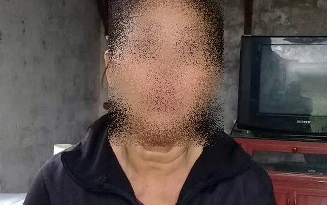 Lấy cơm cho bé gái 10 tuổi xin ăn, người phụ nữ bị nhóm đối tượng lạ mặt xông vào đánh tới tấp Ảnh 2