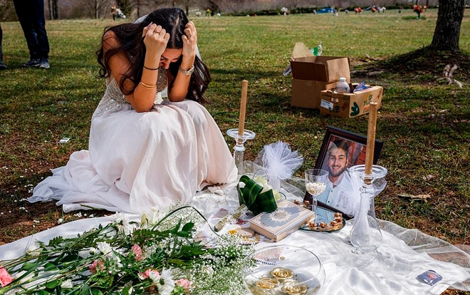 Cô dâu mặc váy cưới khóc than bên mộ vị hôn phu và nguyên nhân đau lòng phía sau Ảnh 2