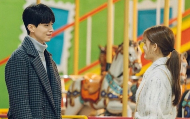 'Chạm vào tim em' tập 11: Lee Dong Wook chơi lớn, bao cả công viên giải trí vui đùa cùng Yoo In Na Ảnh 2
