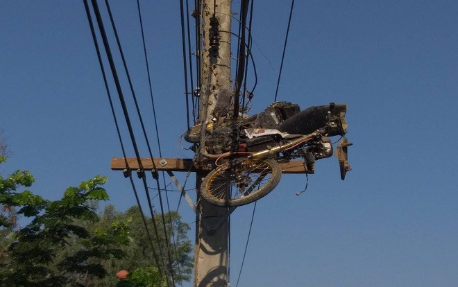 Tai nạn hài hước khiến xe máy… bay lên cột điện Ảnh 2