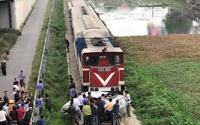 Ô tô băng qua đường sắt bị tàu hỏa húc văng, 2 người tử vong, 3 người nhập viện cấp cứu Ảnh 2